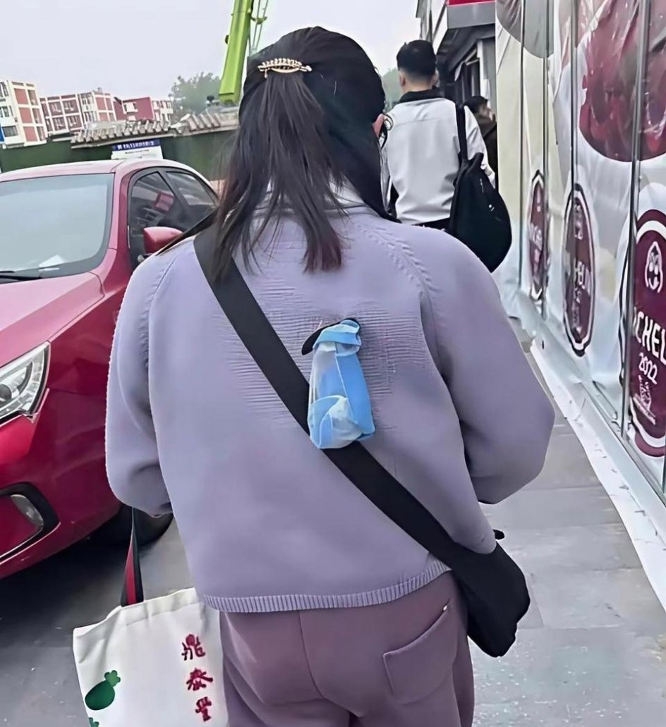 跟了一路，要不要告诉他其实我很好奇的，你知道这挂的是什么东西吗？