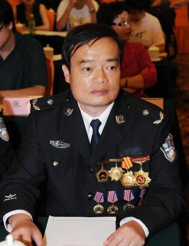 1992年，缉毒警察明正彬20岁的侄子参与贩毒，被他亲自抓获，并判死刑。行刑前一