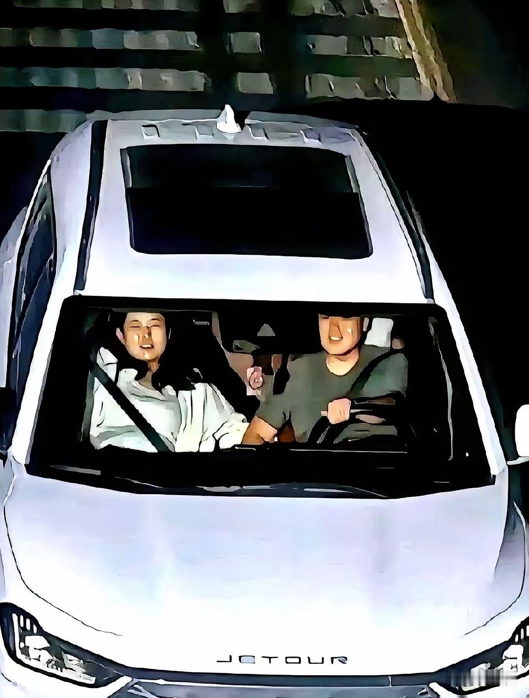 （一张深夜SUV里的抓拍照，把全网给点炸了。男的开车，女的坐副驾，安全带系得