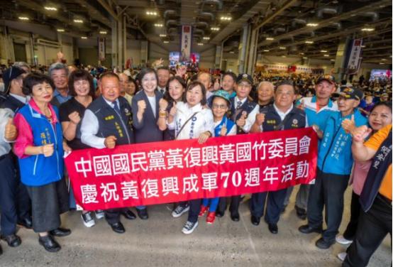 国民党那场纪念活动，台上坐满了人，镜头闪个不停。 整件事最让人唏嘘的不是争执