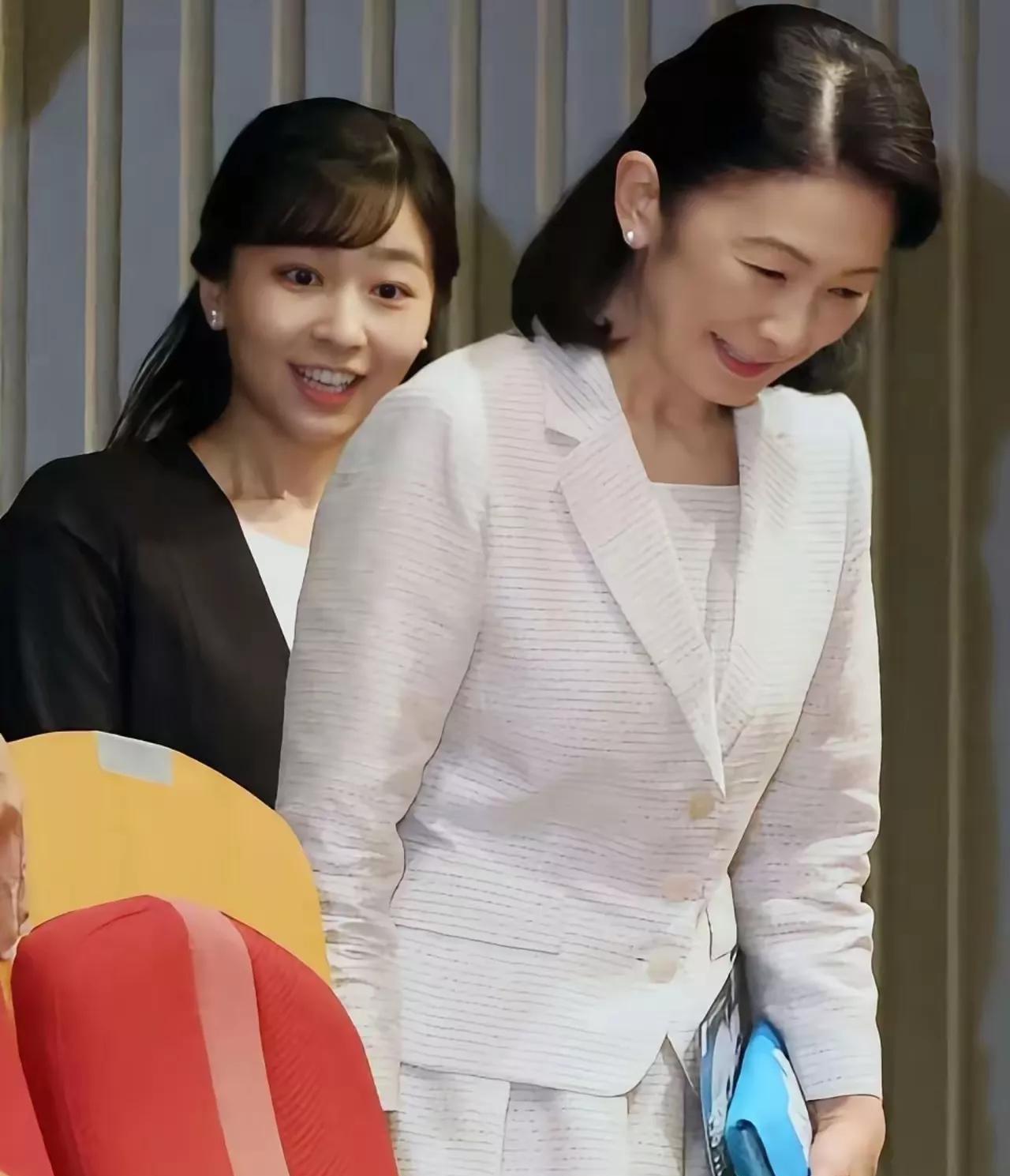 日本的佳子公主拥有甜美的笑容，见人就鞠躬，很有礼貌，十分讨人喜欢，但想想她的祖先