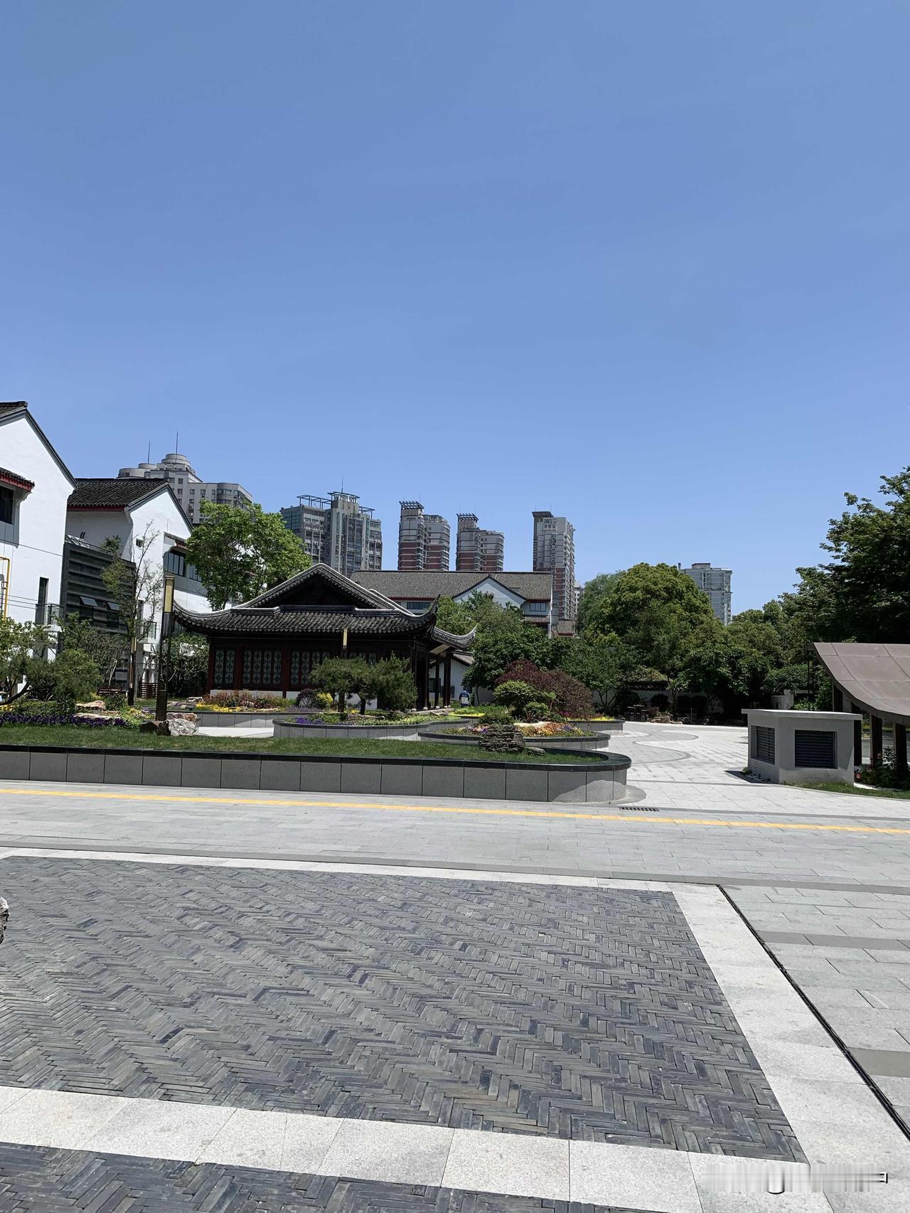 我家小孩今天收到公司正式转正通知，每月工资到手5千5，社保，公积金都有，8小时上