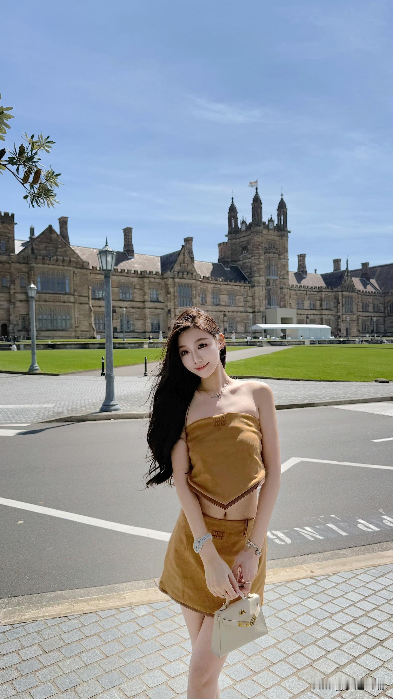 在悉尼大学前，打卡时尚穿搭，享受阳光与青春！🌞👗📸