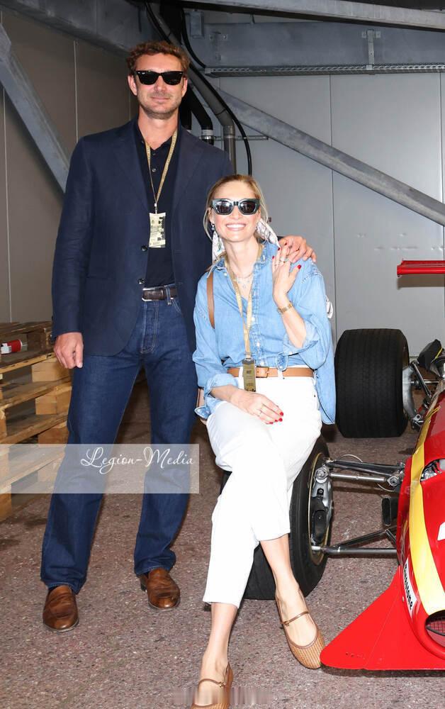 4.25摩纳哥卡洛琳公主的次子皮埃尔和次媳碧翠丝观看赛车，碧翠丝这头巾绑头发真