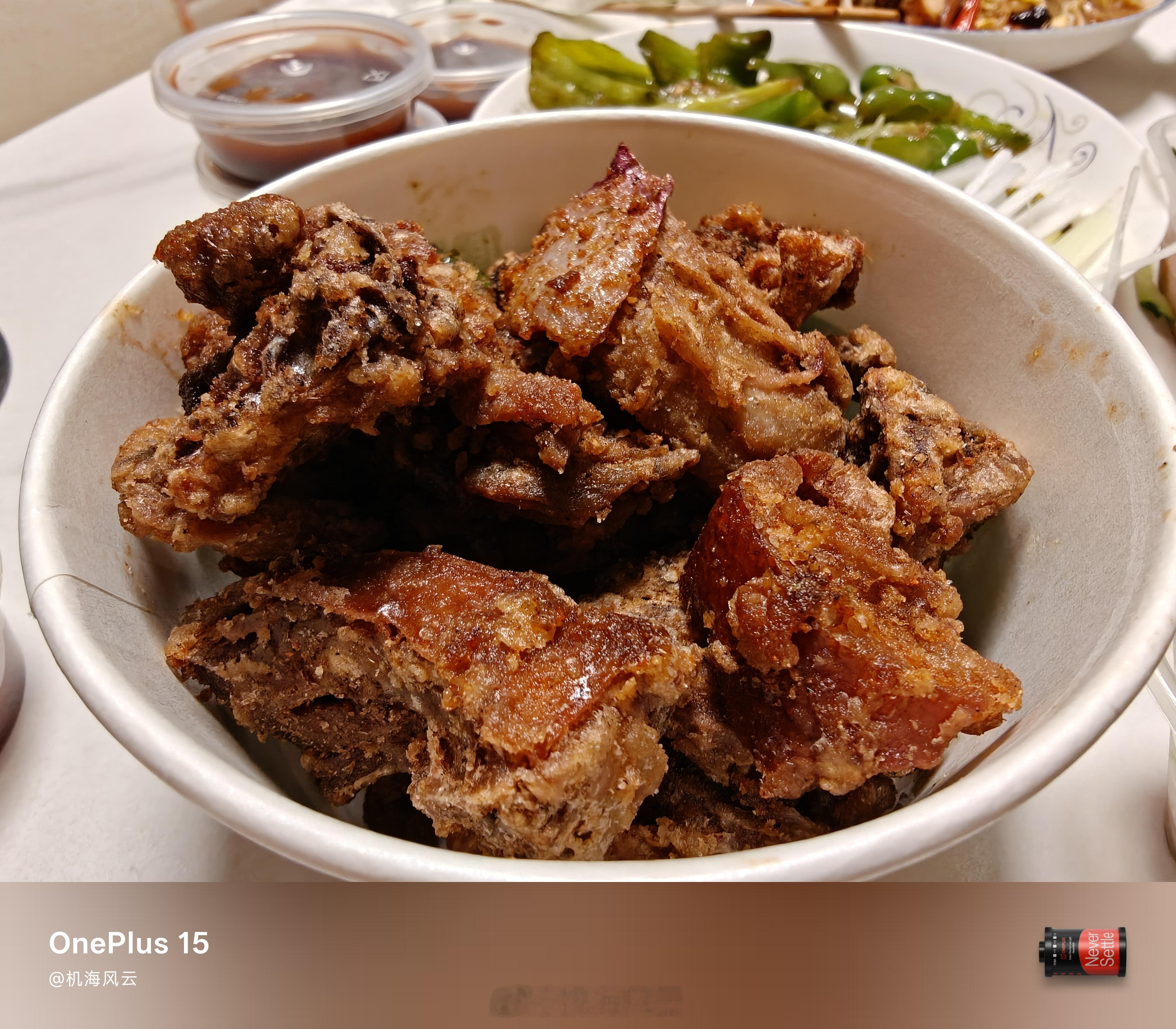 到家，整了只片皮鸭，就着鸡架，看戏吃瓜