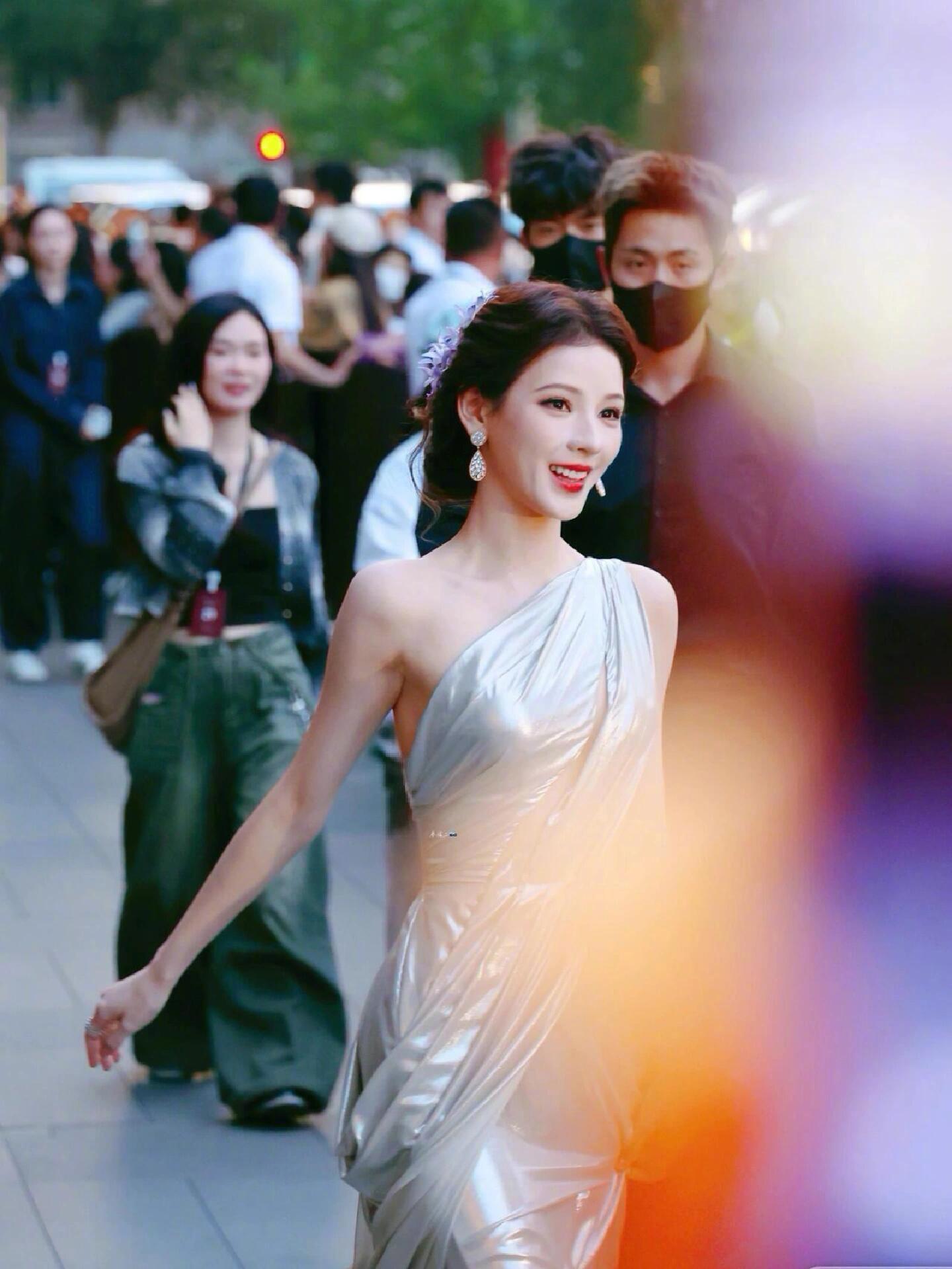 张予曦银色斜肩长裙这竟然是路人偶遇镜头下的张予曦！！笑得好美啊啊啊啊啊！拍到这样