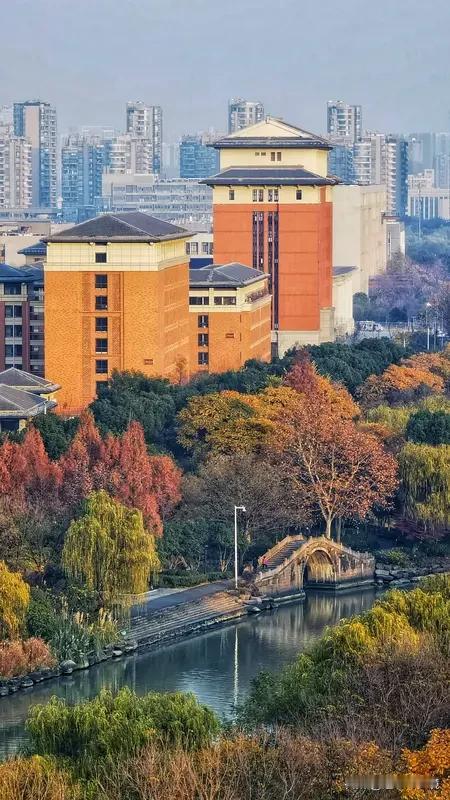 浙大26岁博导有多牛近日，浙大出了个26岁的博导，简直太炸裂了！就说闵超，19