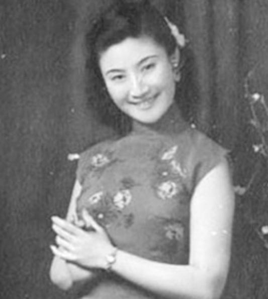1966年9月10日夜，上海华园，“京剧皇后”言慧珠拉着11岁的儿子言清卿，跪在