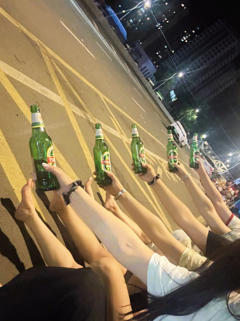 大晚上和姐们在马路牙子上喝酒