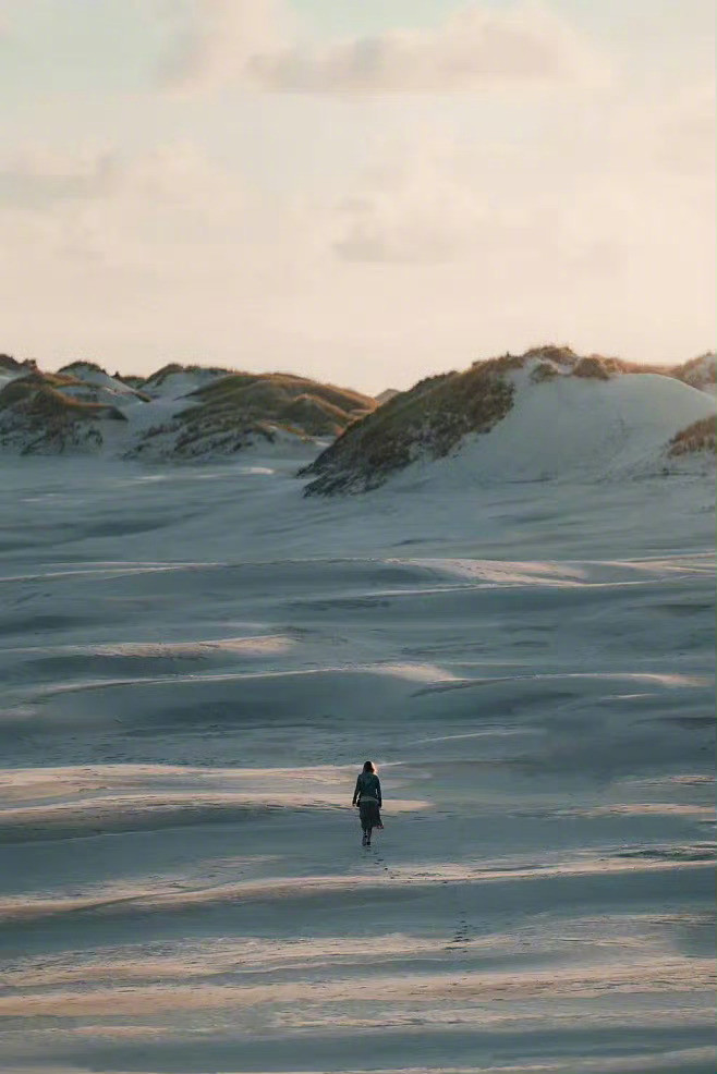 人，只有不再需要去做任何的事，通过任何身外之物和标签，来向自己以及向别人证明自己