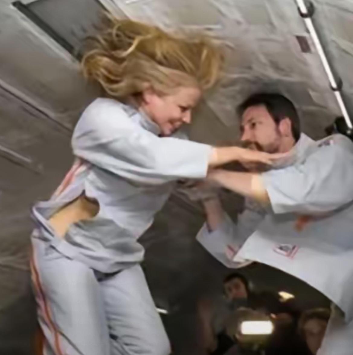 在太空想夫妻亲密，虽然浪漫但几乎不可能！1992年，首对美国