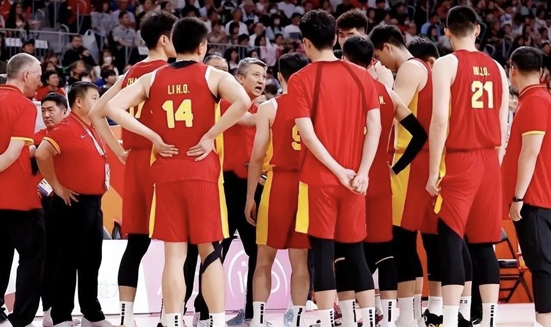 中国男篮回国第二天，爆料郭士强宣布重要决定，周琦等人有望回归中国男篮全体成员
