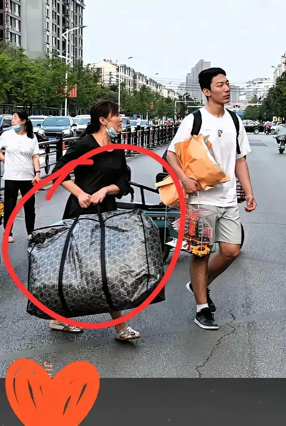 我把这两张照片拼在一起，看了很久也想了很久，在我们乡下人眼睛里，养的儿子都是龙，