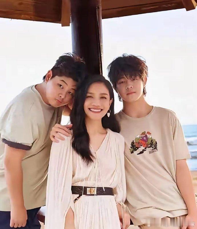 49岁胡可带俩儿子拍杂志。安吉也太帅了吧！小鱼儿依然胖但长高了。