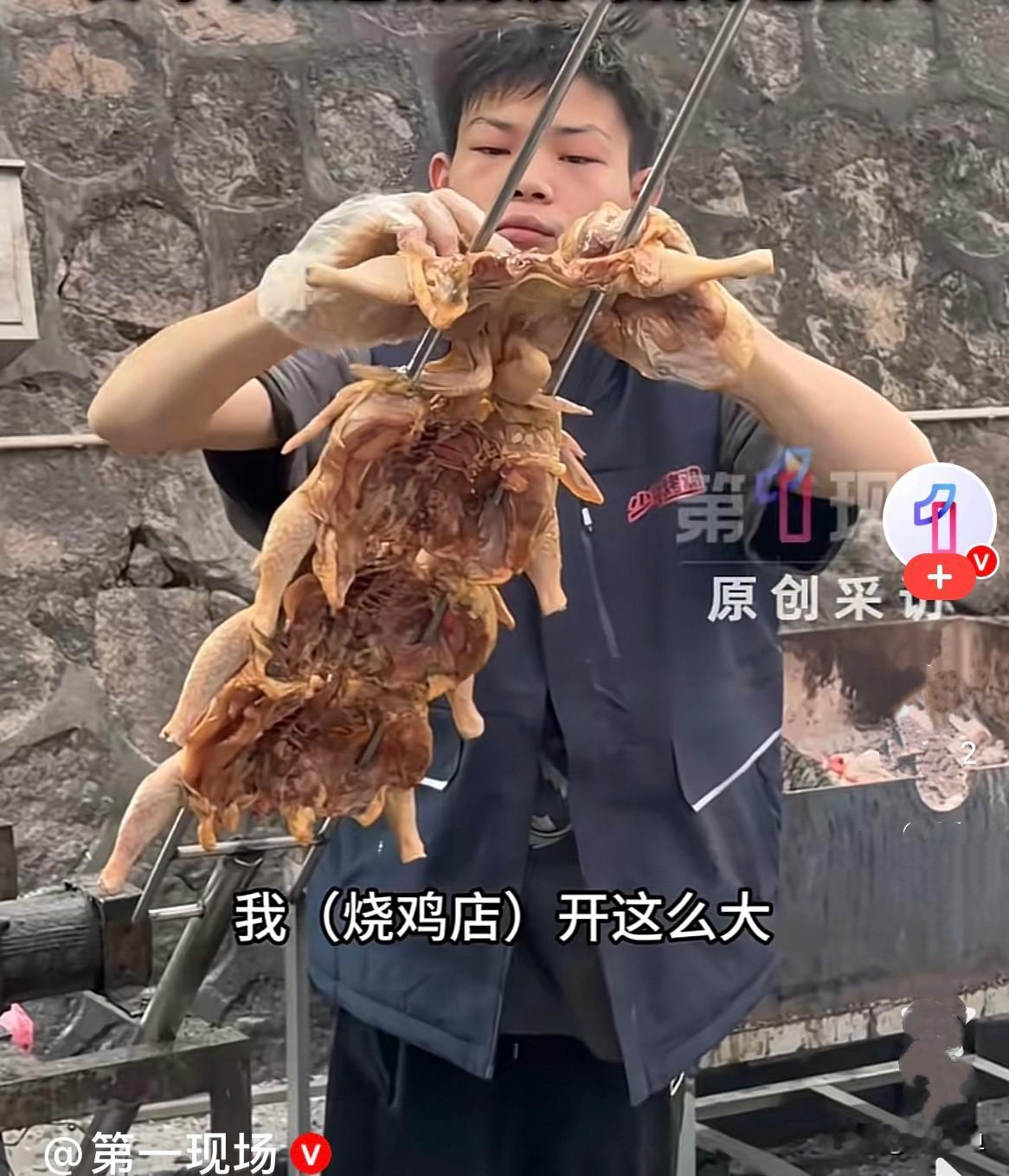 近日，广东深圳，16岁少年老板小陈的烧鸡店网络爆红……小陈表示：