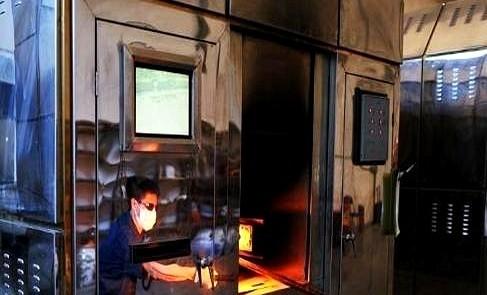 一位在火葬场工作了大半辈子的老人告诉我：90%的人不知道，遗体在火化之后，只有骨