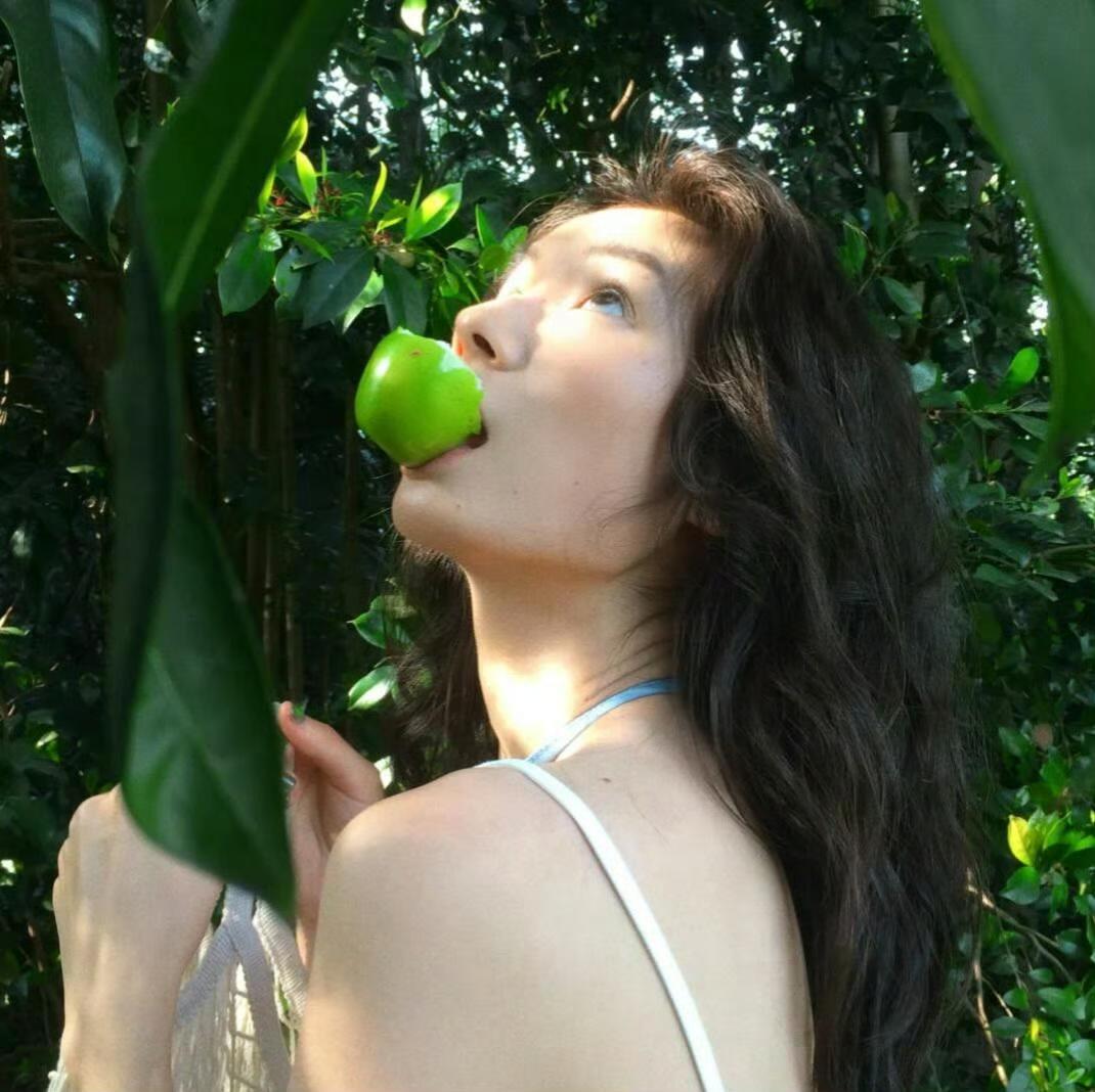 磁场干净的人有那些特点：1、看起来会比同龄人要更年轻。2、面相看着就善良，