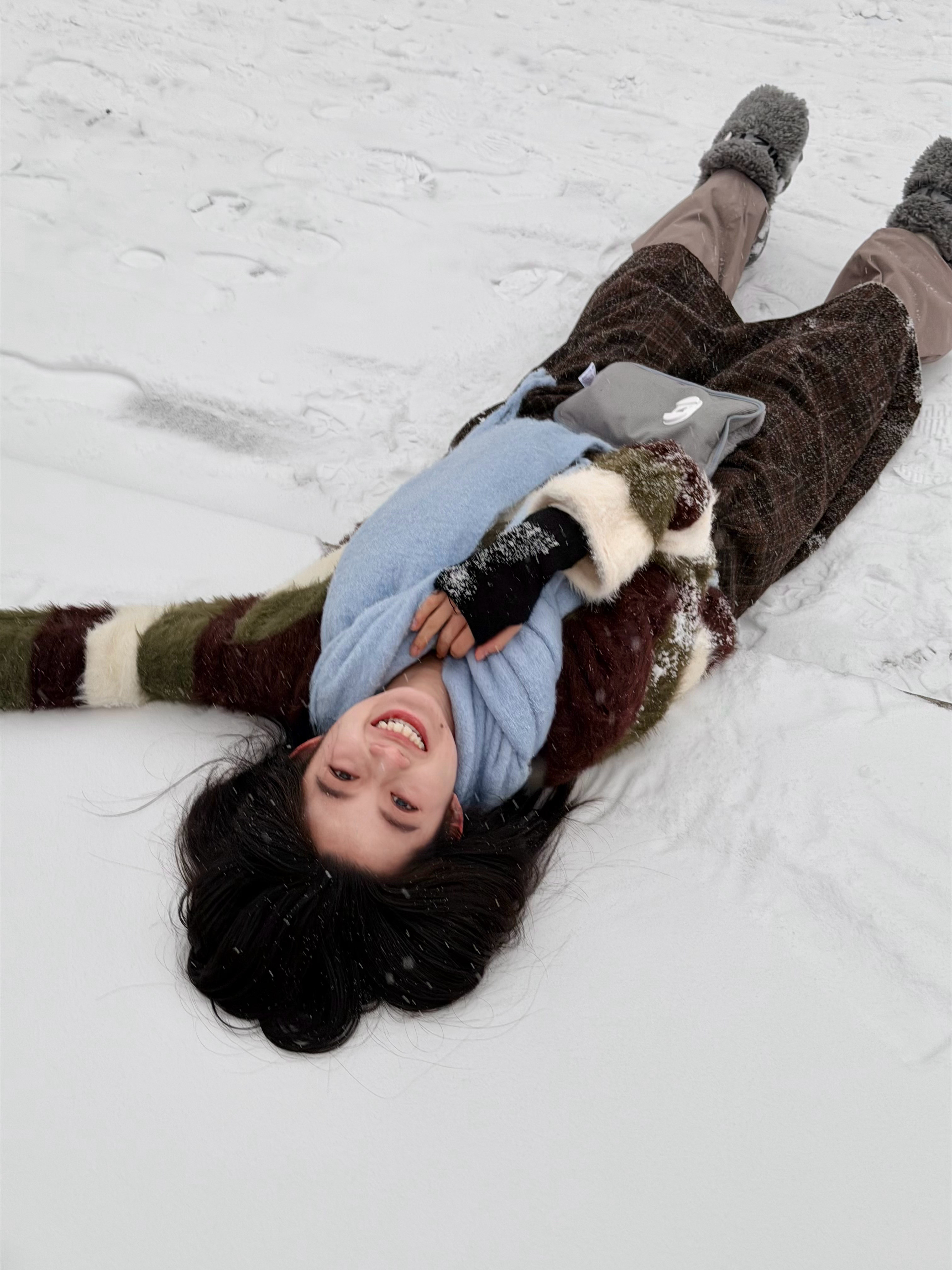 女神我们一起滚雪地