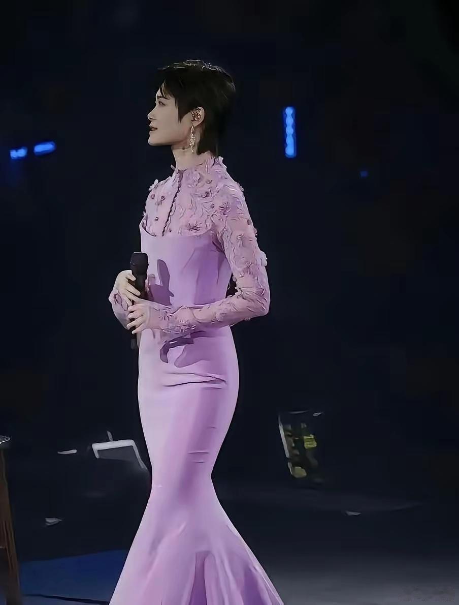 这是不是李宇春一直不留长发的原因，好眼熟啊好像一个人…