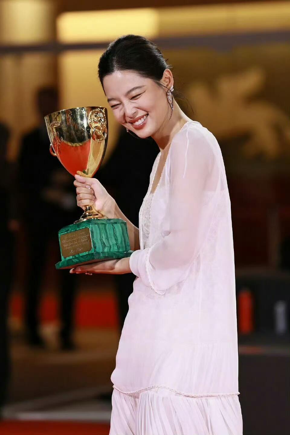 82届威尼斯电影节最佳女演员:辛芷蕾vouge单封可以安排上了​​​