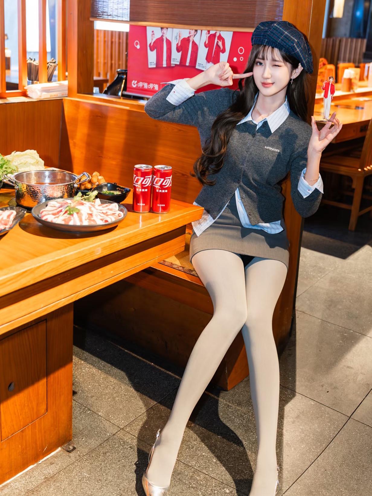 元气少女在火锅店打卡，可可爱乐相伴！🍲🥰