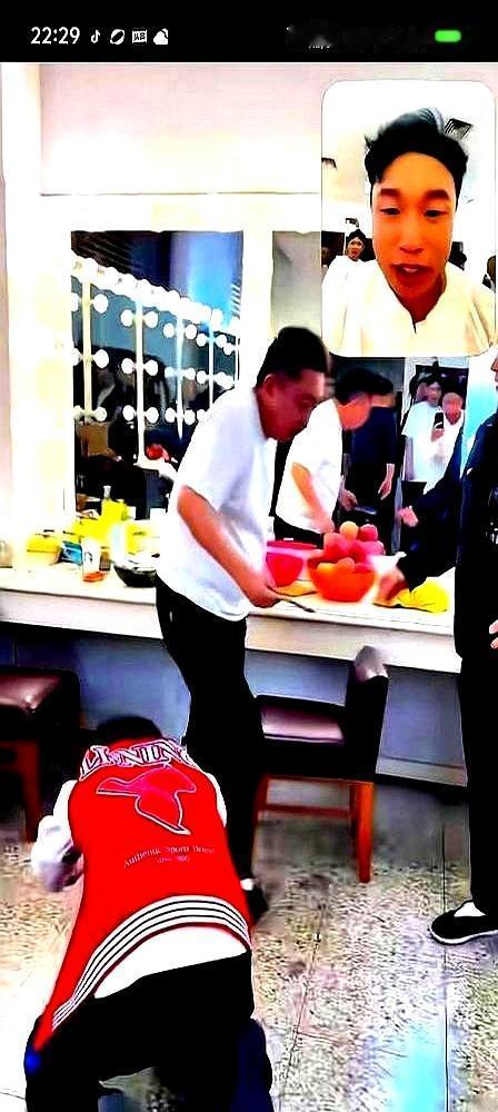 大年初一，岳云鹏带队冲进孙越家，收款码直接怼脸。你没看错，岳云鹏带头，尚筱