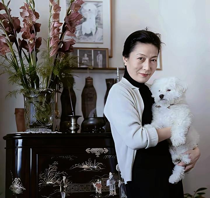 60年代的孟小冬在台北家中怀抱宠物店狗一张温馨留影，年过花甲的她仍然气质优雅，她