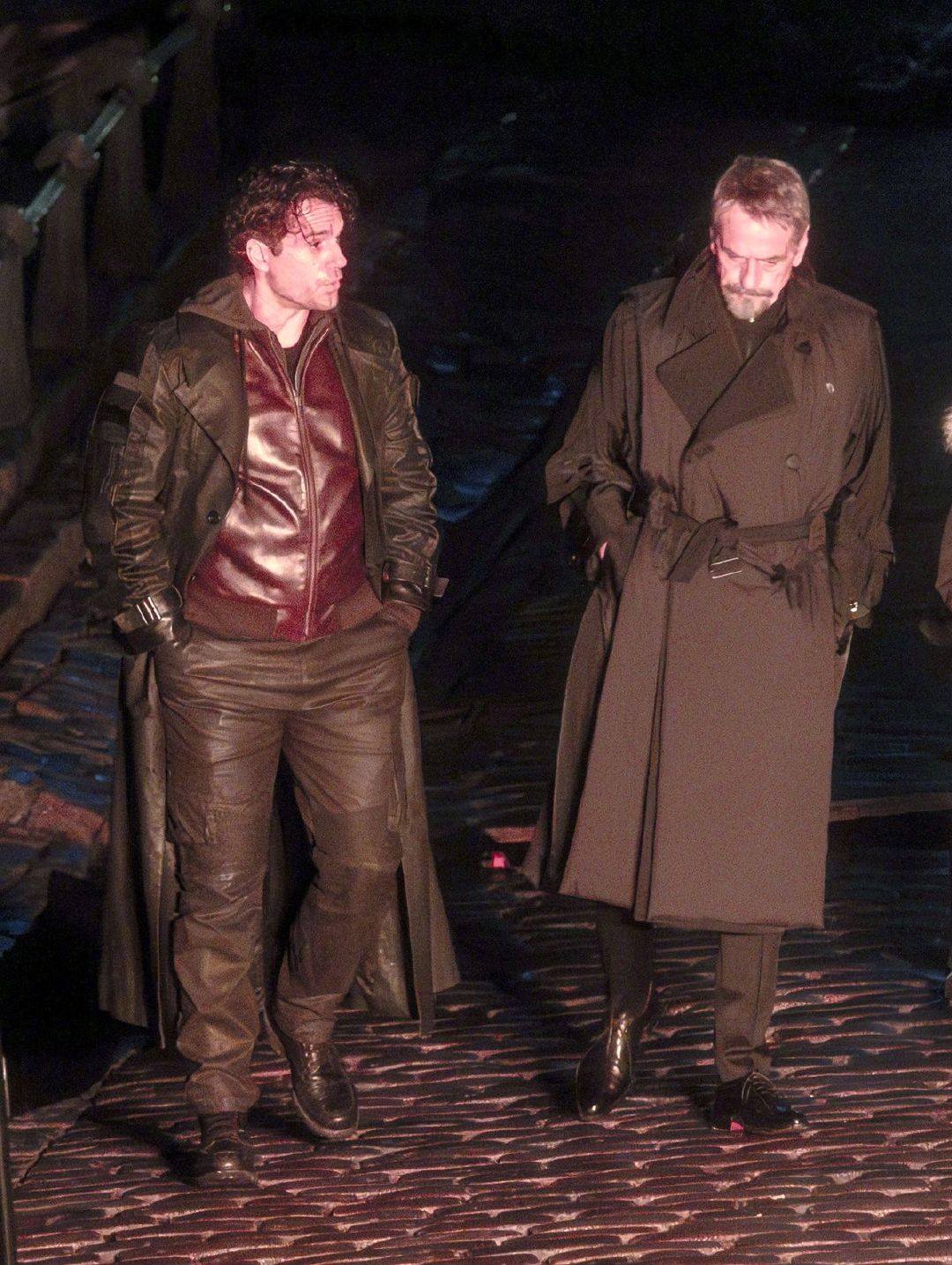 高地人路透照亨利·卡维尔主演的新版《高地人》在伦敦正式开机，片场照释出，他也分