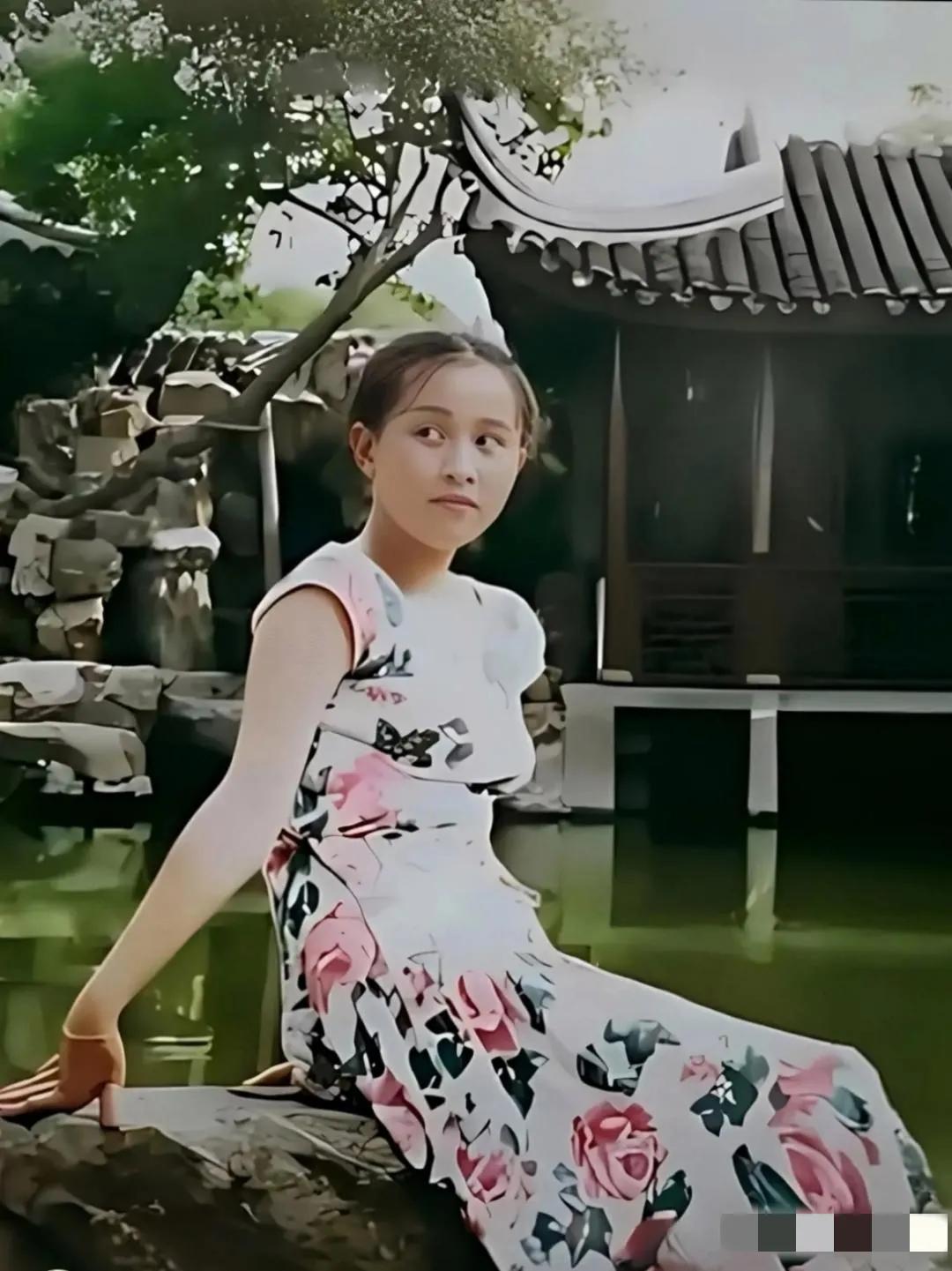 说实话，15岁的刘嘉玲在苏州园林的留影一点儿也不美！鼻子扁平，脑门凸起，唇型难看