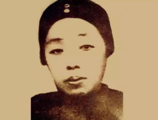 1889年，49岁老秀才胡铁花，看中了17岁的农家女冯顺弟，派媒人说亲，冯母怒斥