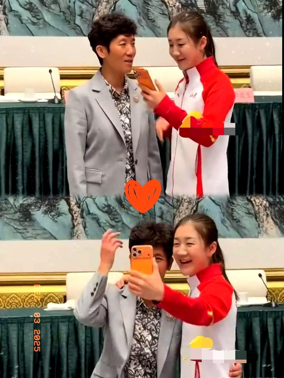 这一刻她的眼里充满了骄傲，这是陈梦与启蒙教练乔云萍的亲密合照，乔云萍如今是局