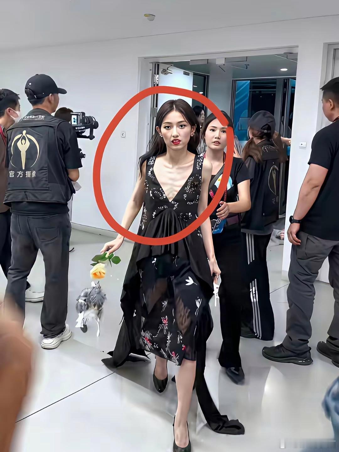 这面相是张子枫吧，怎么跟宋祖儿一样这么瘦了？只剩下骨架，一点舒展的美感都找不到
