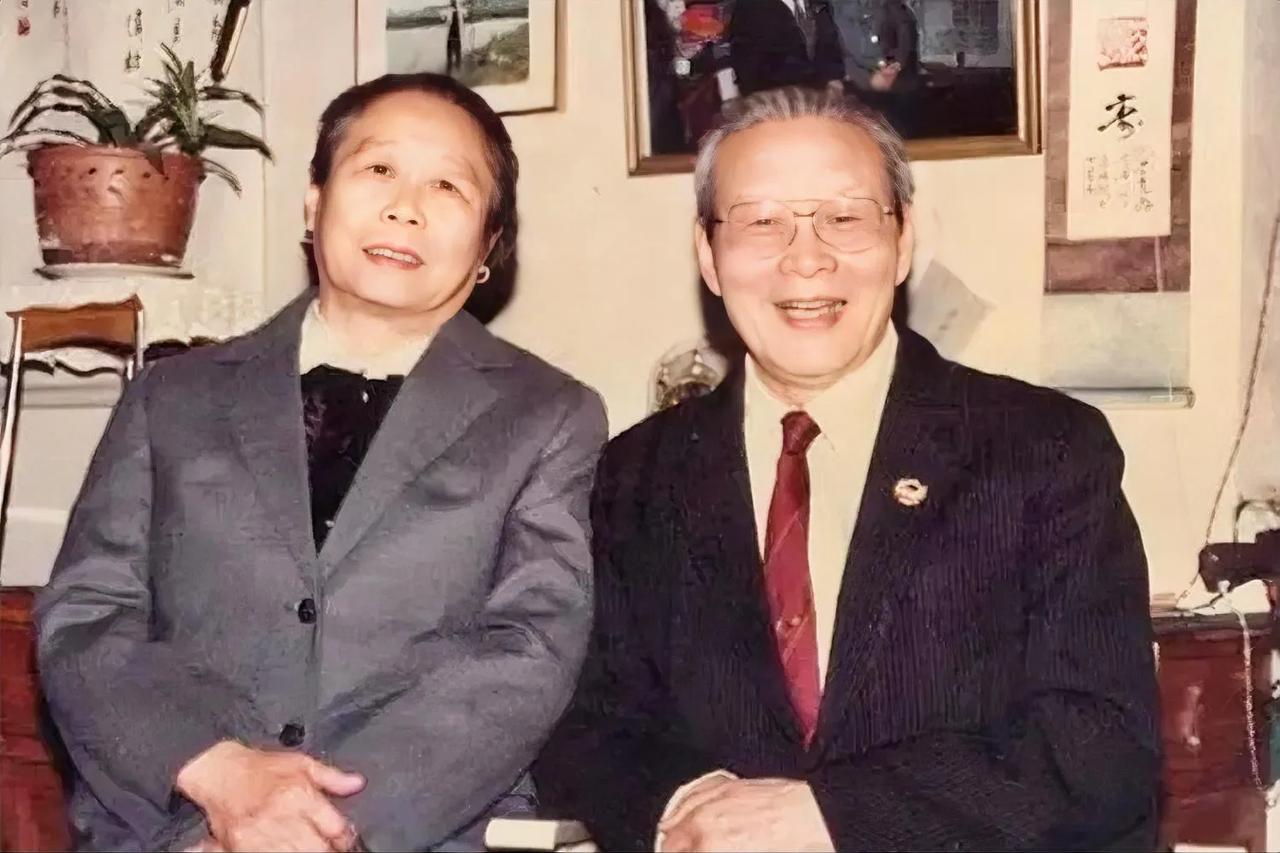 1963年，周总理在中南海会见沈醉等人。一见到沈醉，总理便笑着说：“沈