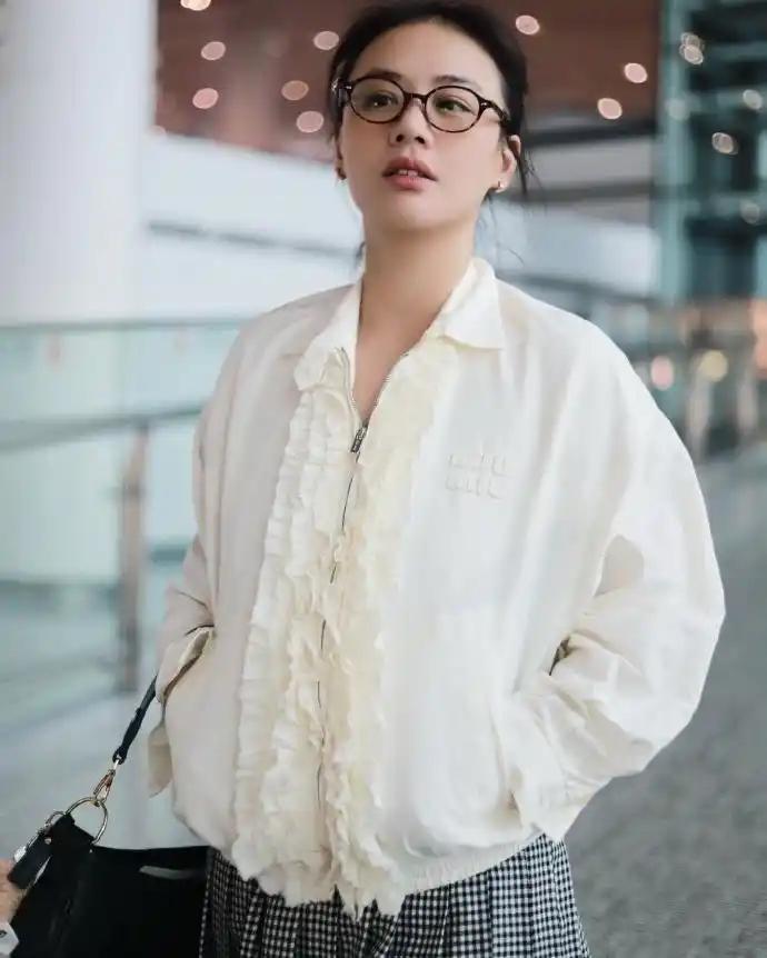 马思纯减肥成功惊艳亮相，米色花边领夹克+格子短裙+乐福鞋造型成春日穿搭教科书，半