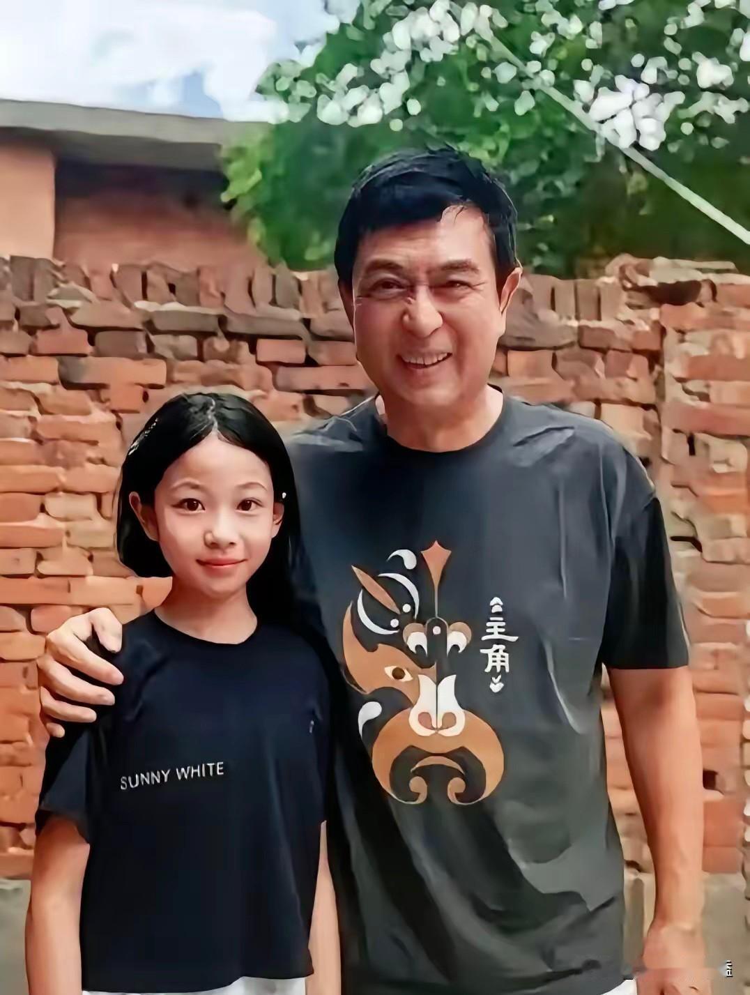 张嘉益在剧组里得知11岁的小演员王少熙在整部戏的片酬只有一天三百块钱后说：我给孩