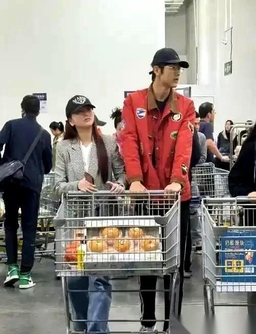 金莎这回算是把恋爱谈成了打工。她怎么也不会想到，带小男友逛个超市，镜头拍