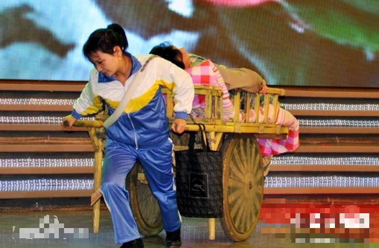 🌞2001年，安徽一男子不慎摔成高位截瘫，谁知，妻子竟撇下父女俩一走了之。