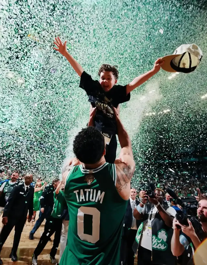 真的会有人认为现在KD历史地位高于约基奇嘛KD报团两联mvp，常规赛打出73