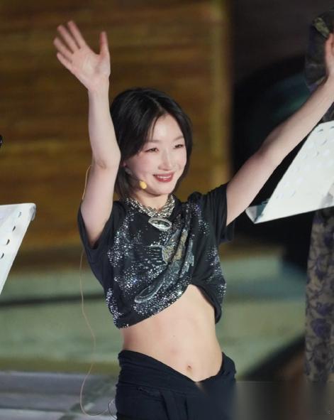 谢娜估计打死都不会想到，自己演唱会口碑挽救者竟然会是周冬雨！只要是明眼人都知道