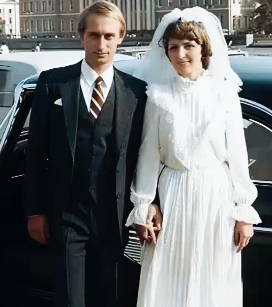 普京年轻的时候是不是挺帅气啊！当时和妻子应该算郎才女貌吧！不仅有帅气的颜值，