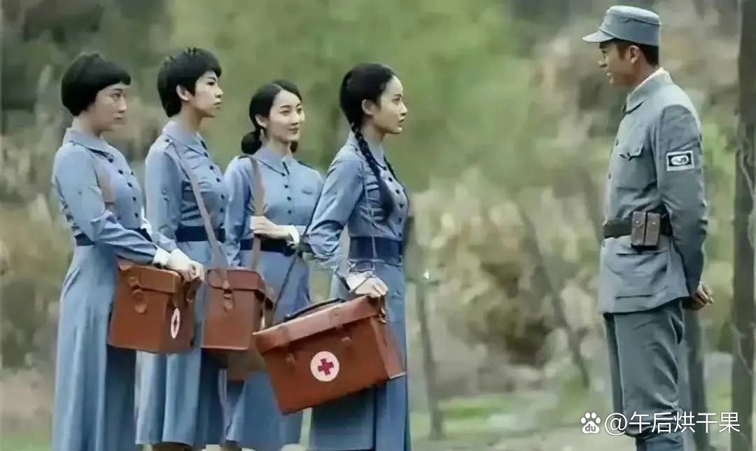左边是真实照片，右边是影视作品！
