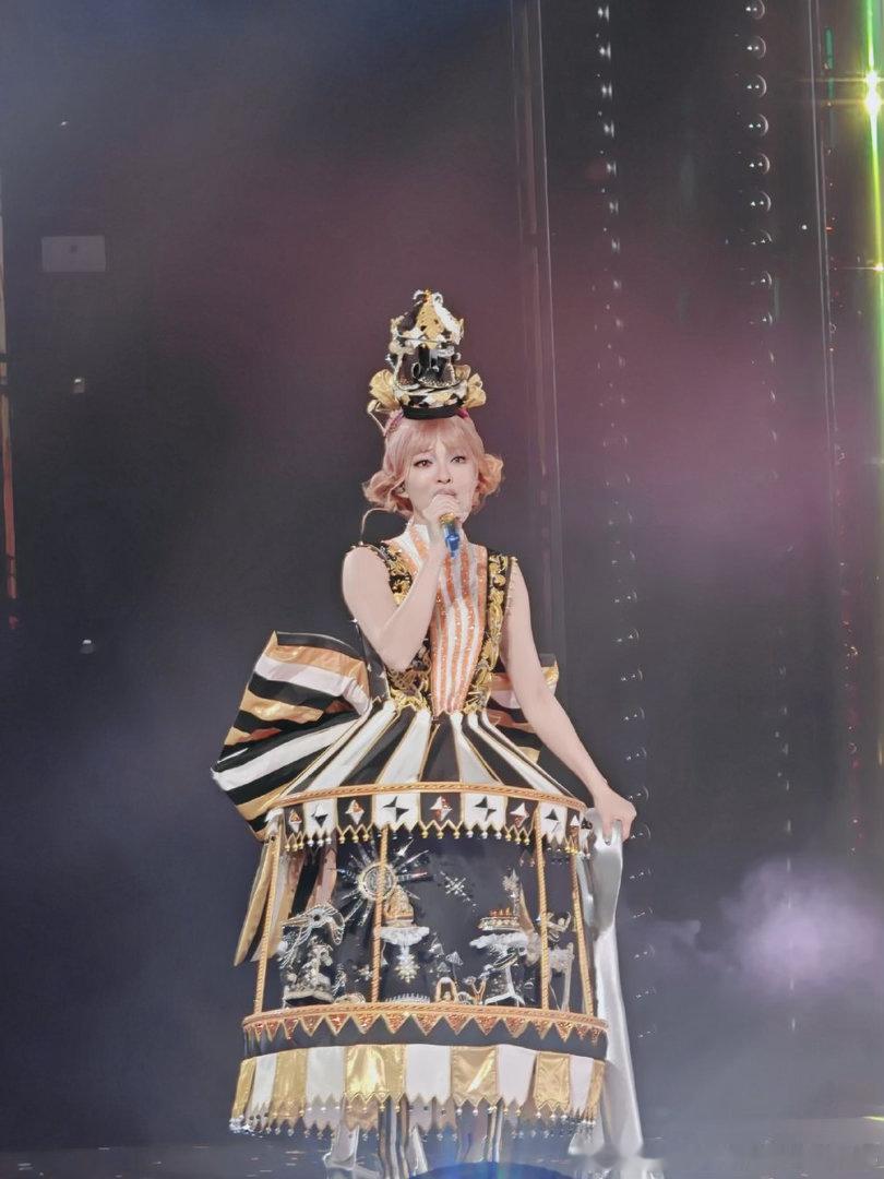 张韶涵踩着16米巨型机械姬出场谁懂啊这次巡演直接放大招！16米巨型机械姬一出场我
