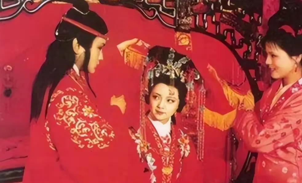 贾府看着就要倒了，才不得不娶薛宝钗。贾家看不上薛宝钗的出身，奈何其他贵族也看不上