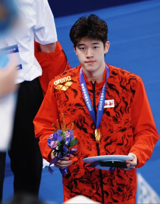 我问老公潘展乐那么成功，为什么他不接广告、不接代言？闺蜜说：他不是不想接，而