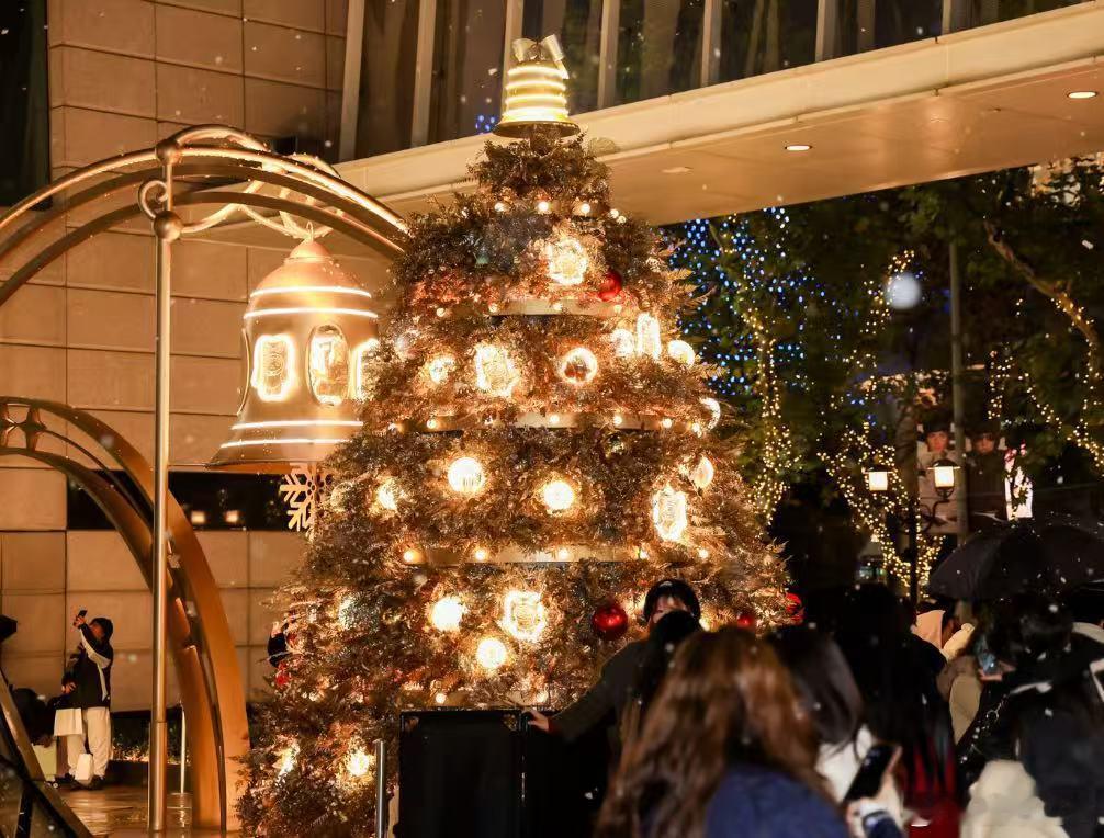 南方人对雪的执念到底有多深12月24日晚，上海。淮海中路户外广场的人造雪景，精