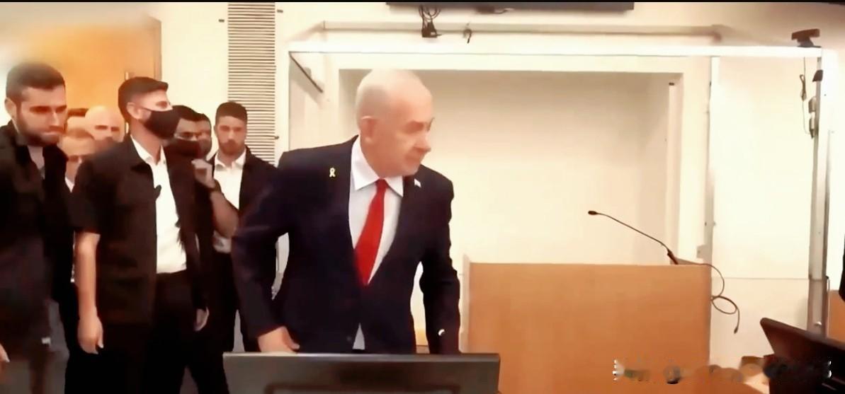 躲无可躲！内塔尼亚胡终于现身听证会，这回拿战事当挡箭牌彻底没用了藏不住了。
