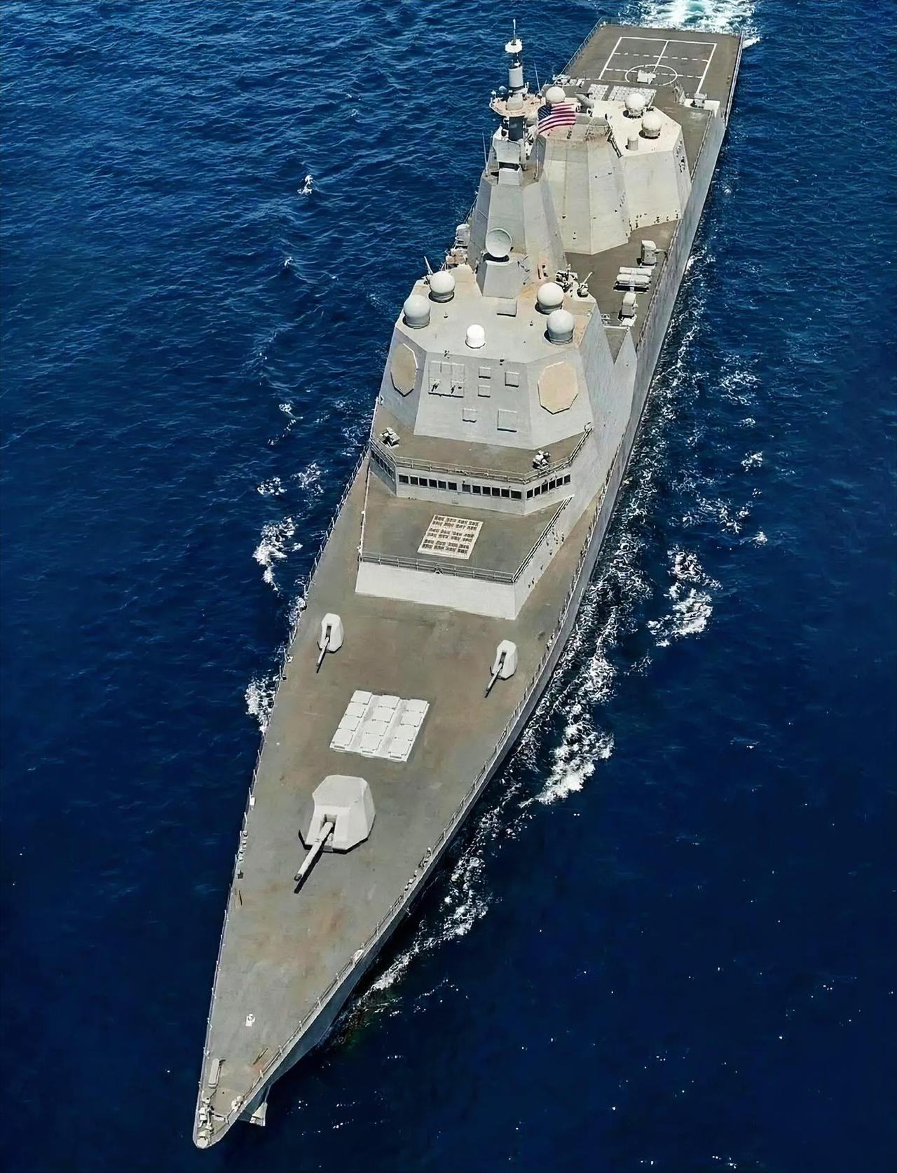 这是美国“特朗普级”巡洋舰建成后的样子，排水量超过35000吨，祖传的“晾衣架”