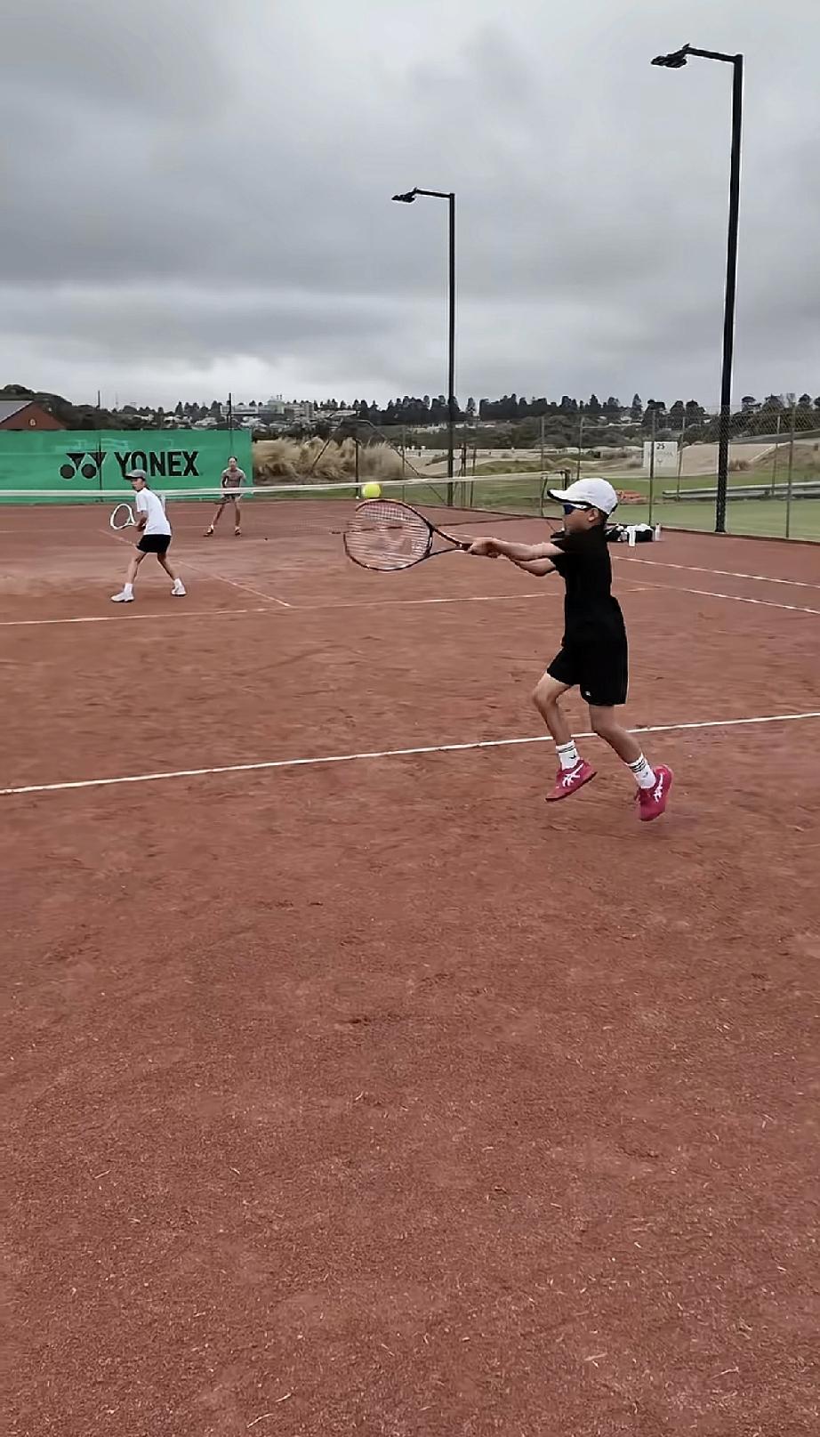 4月25日，昆凌带着儿子罗密欧在墨尔本的小镇打网球，罗密欧侧脸照曝光真是小小周，