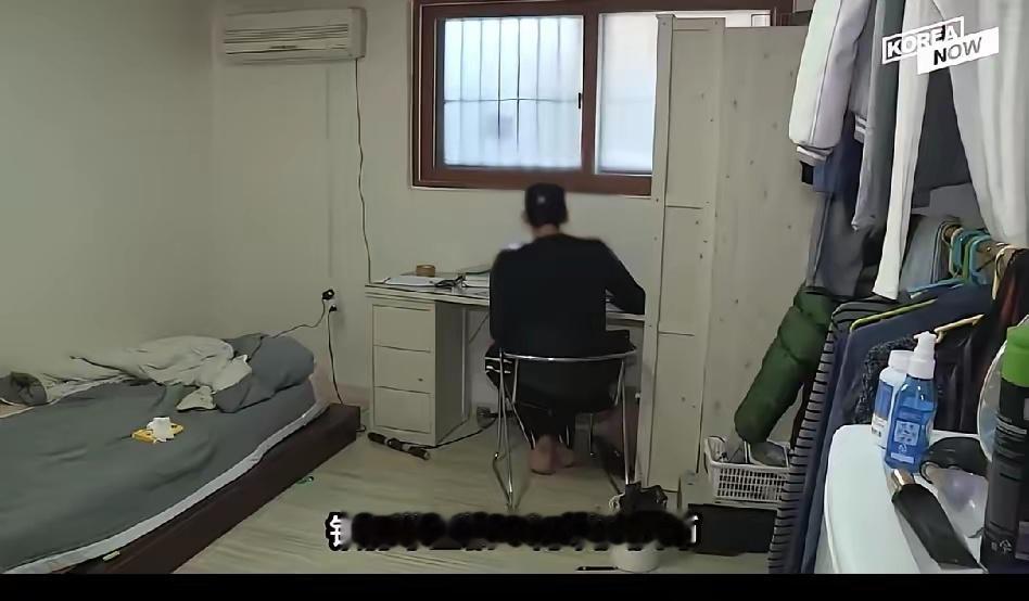 韩国24岁的李承浩，手里只有约10万人民币的积蓄，他在炒股APP上开通5倍杠杆，