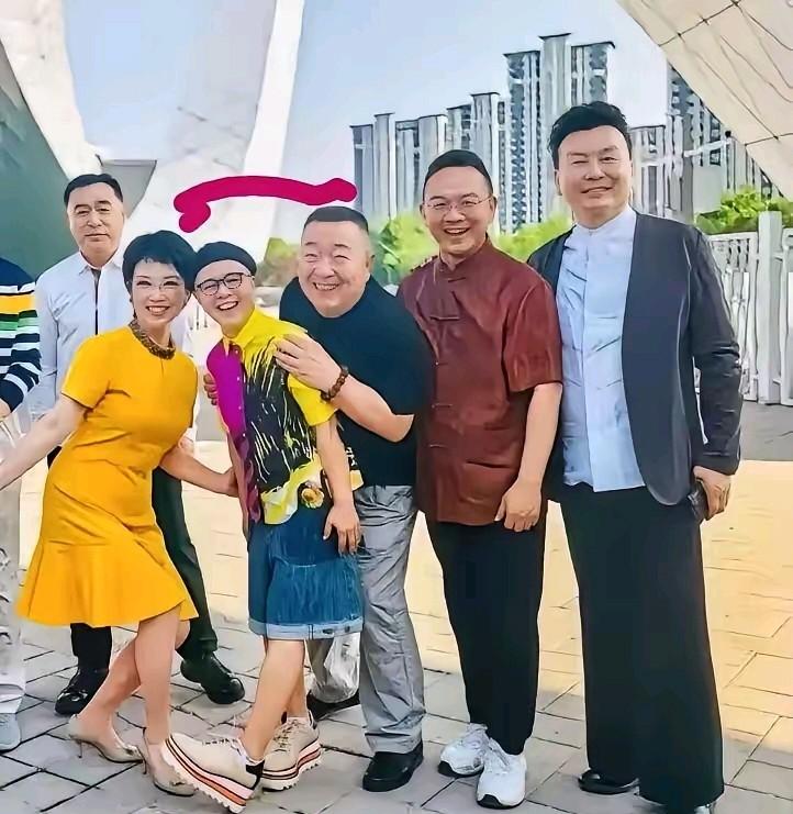 两位美女不用说都熟悉，四位帅哥穿黑半袖的是董浩，其他三位你知道都叫什么名字吗？